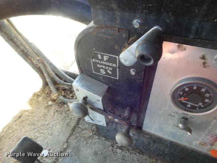 image for item L1712 1975 Gleaner L combine