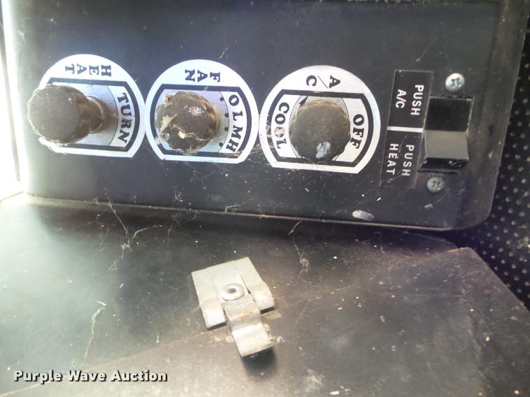 image for item L1712 1975 Gleaner L combine