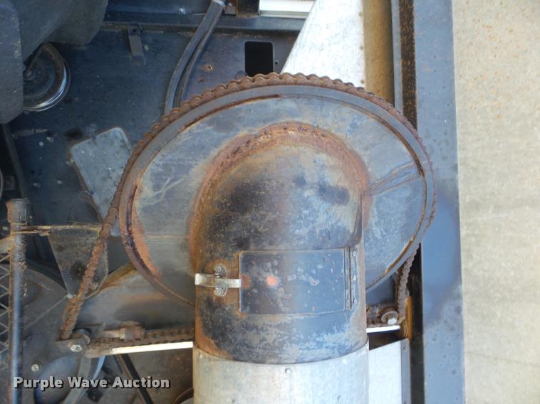 image for item L1712 1975 Gleaner L combine