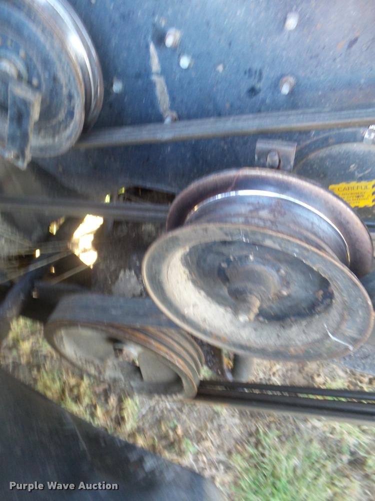 image for item L1712 1975 Gleaner L combine