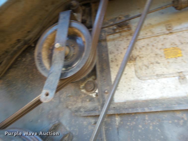 image for item L1712 1975 Gleaner L combine