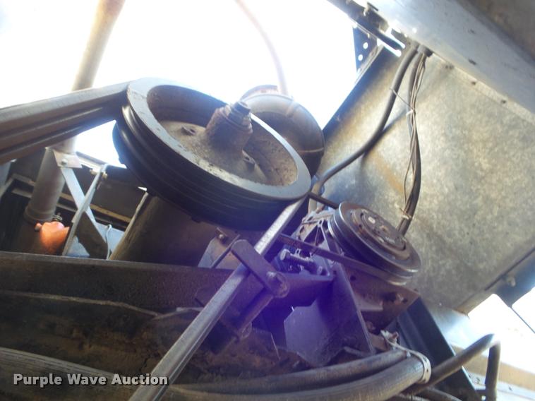 image for item L1712 1975 Gleaner L combine