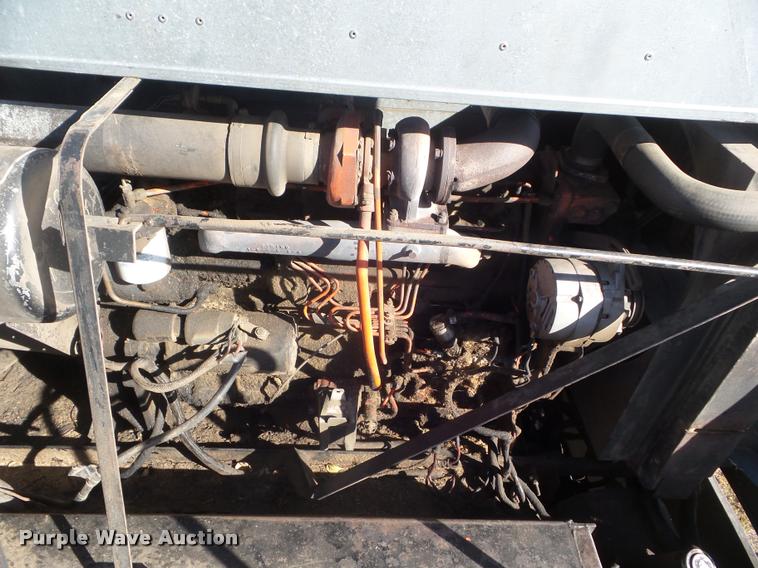 image for item L1712 1975 Gleaner L combine