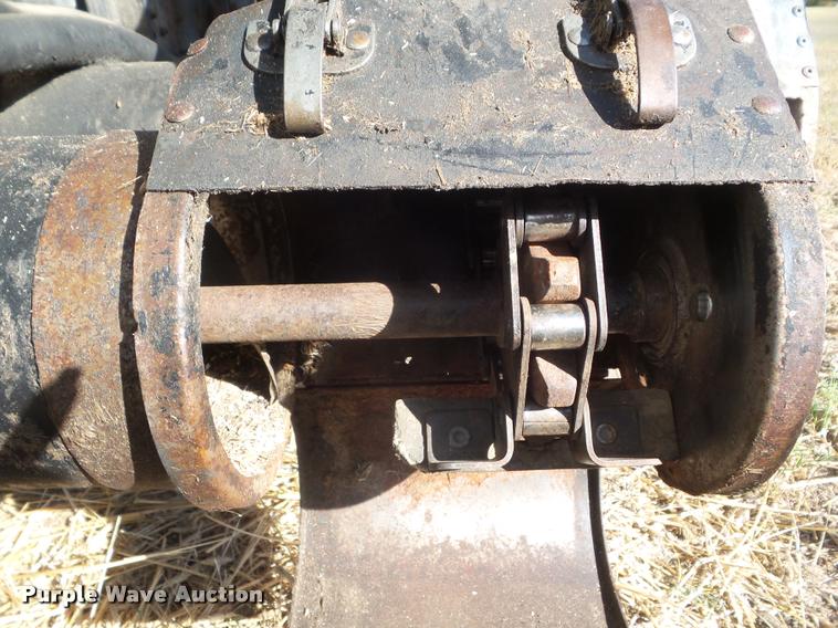 image for item L1712 1975 Gleaner L combine