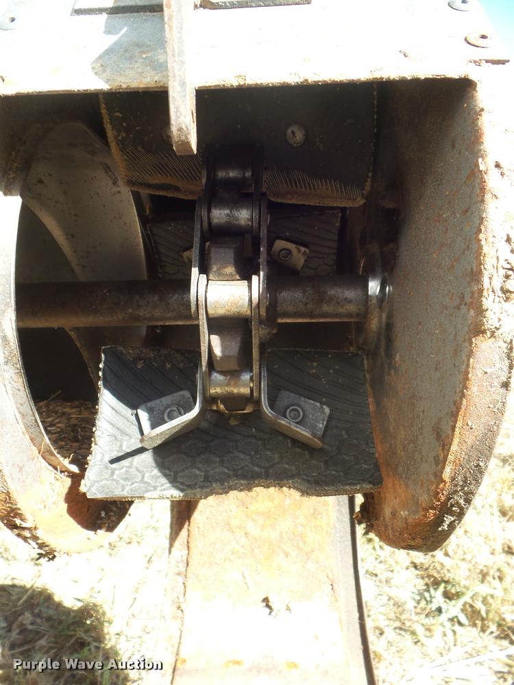 image for item L1712 1975 Gleaner L combine