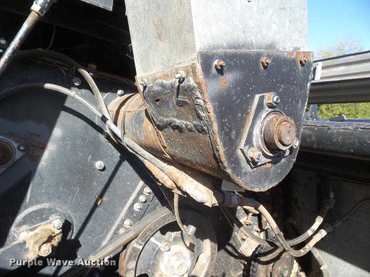 image for item L1712 1975 Gleaner L combine