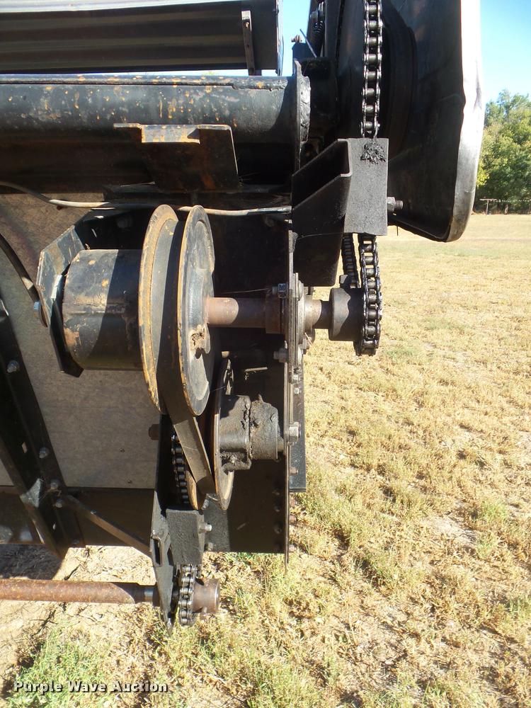 image for item L1712 1975 Gleaner L combine