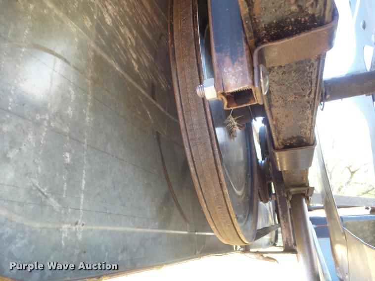 image for item L1712 1975 Gleaner L combine