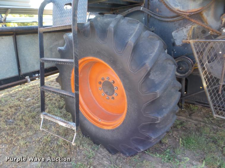 image for item L1712 1975 Gleaner L combine