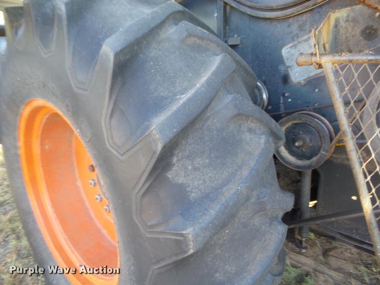 image for item L1712 1975 Gleaner L combine