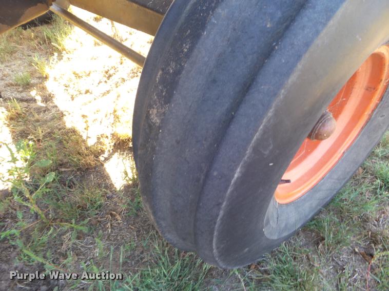 image for item L1712 1975 Gleaner L combine