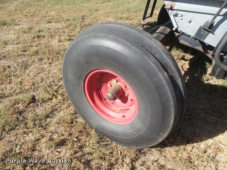image for item L1712 1975 Gleaner L combine