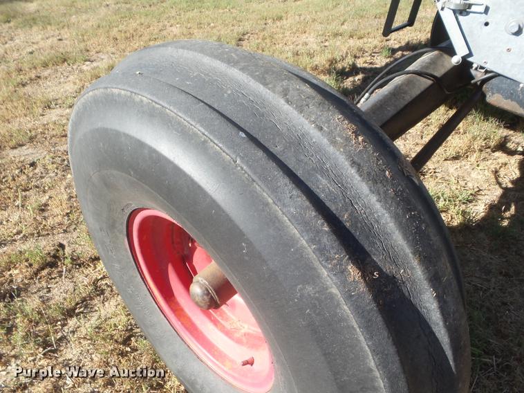 image for item L1712 1975 Gleaner L combine