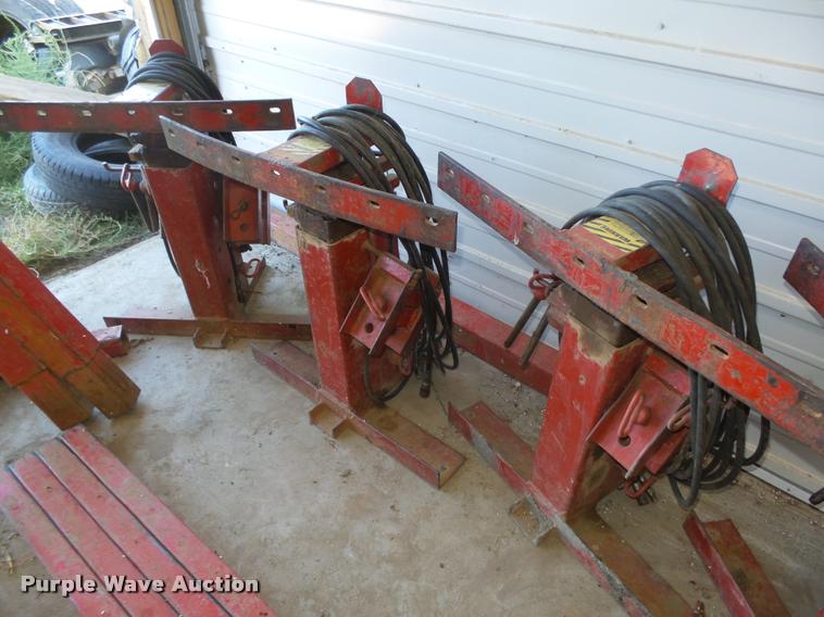 image for item L4088 Bainter grain bin jacking system