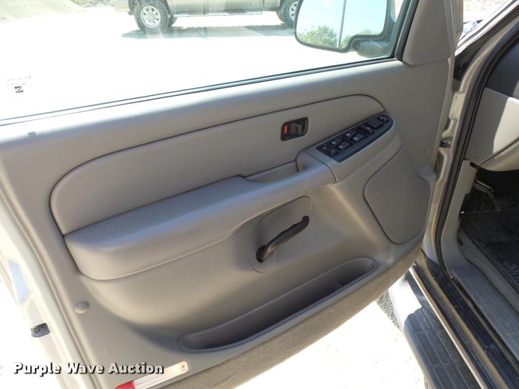 image for item BU9780 2005 Chevrolet Suburban 1500 SUV