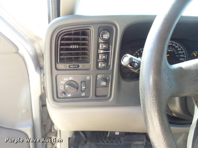 image for item BU9780 2005 Chevrolet Suburban 1500 SUV