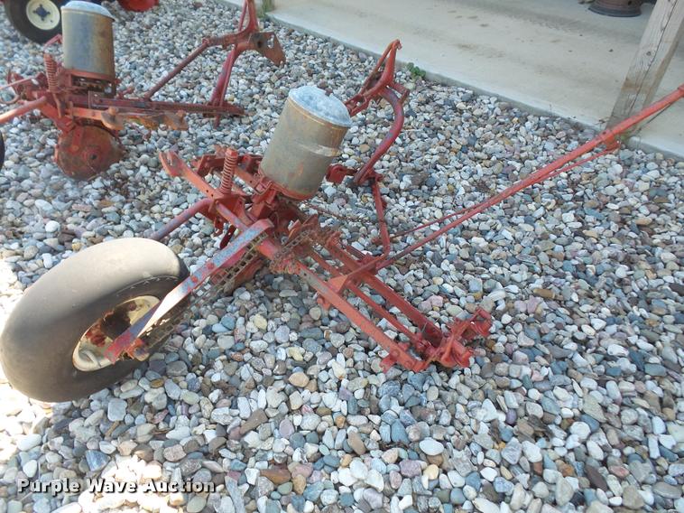 image for item BV9892 Farmall two row corn planter