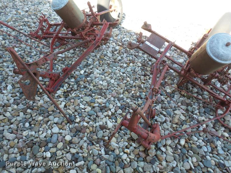 image for item BV9892 Farmall two row corn planter