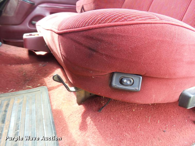 image for item BY9597 1995 Ford F450 Super Duty XLT flatbed truck