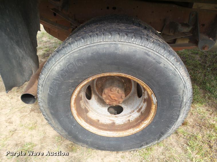 image for item BY9597 1995 Ford F450 Super Duty XLT flatbed truck