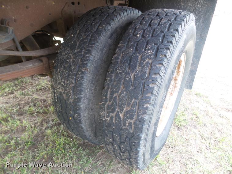 image for item BY9597 1995 Ford F450 Super Duty XLT flatbed truck