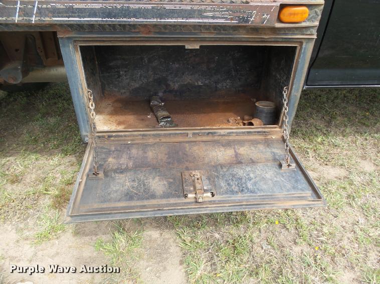 image for item BY9597 1995 Ford F450 Super Duty XLT flatbed truck