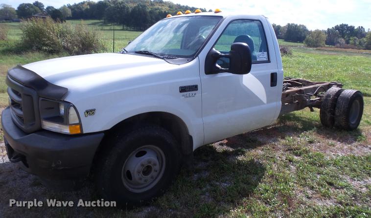 image for item DA3956 2002 Ford F350 Super Duty pickup truck cab and chassis