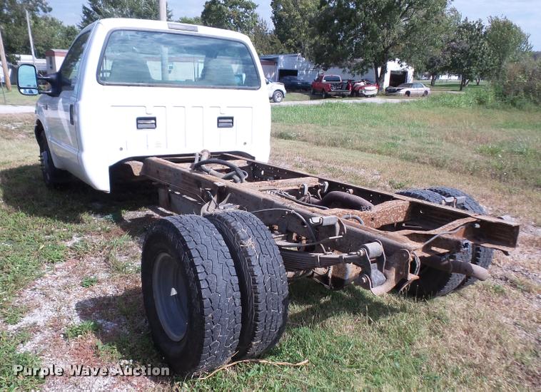 image for item DA3956 2002 Ford F350 Super Duty pickup truck cab and chassis