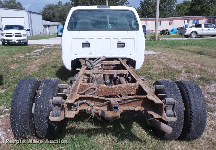 image for item DA3956 2002 Ford F350 Super Duty pickup truck cab and chassis