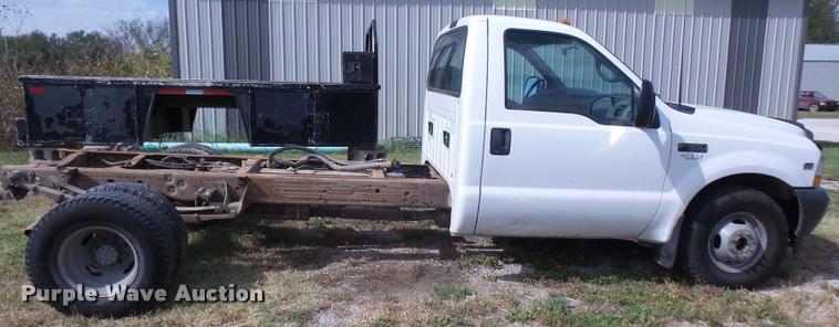 image for item DA3956 2002 Ford F350 Super Duty pickup truck cab and chassis
