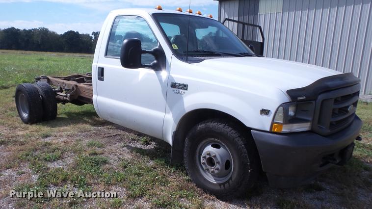 image for item DA3956 2002 Ford F350 Super Duty pickup truck cab and chassis