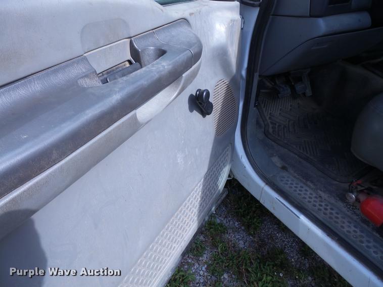 image for item DA3956 2002 Ford F350 Super Duty pickup truck cab and chassis