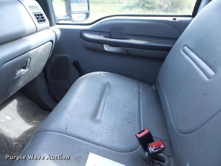 image for item DA3956 2002 Ford F350 Super Duty pickup truck cab and chassis