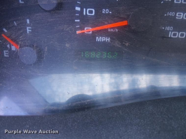 image for item DA3956 2002 Ford F350 Super Duty pickup truck cab and chassis