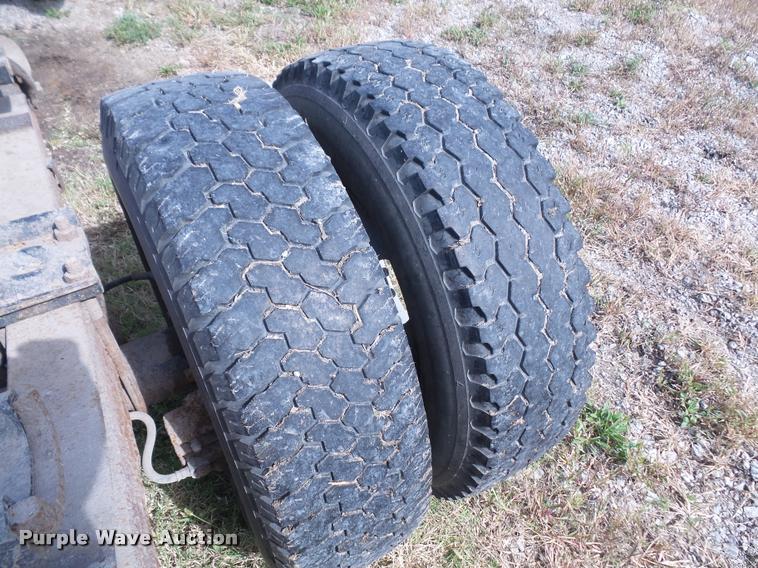 image for item DA3956 2002 Ford F350 Super Duty pickup truck cab and chassis