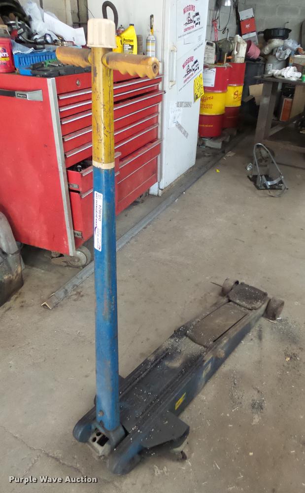 Walker floor jack in Wichita, KS Item DA9824 sold Purple Wave