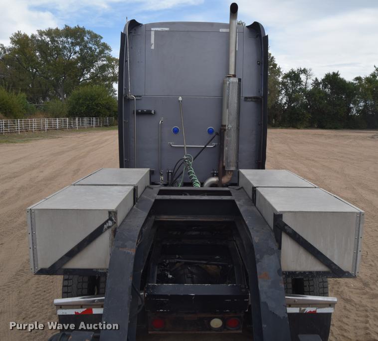 image for item DA9922 2007 Peterbilt 387 semi truck