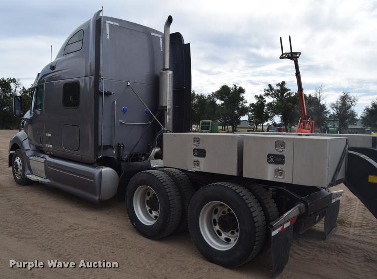 image for item DA9922 2007 Peterbilt 387 semi truck