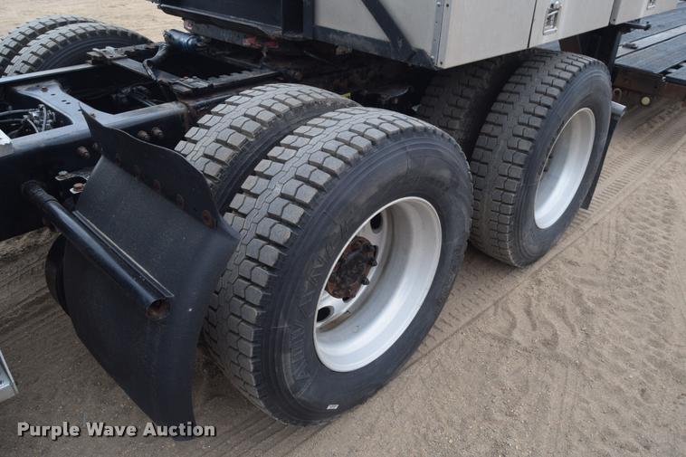 image for item DA9922 2007 Peterbilt 387 semi truck