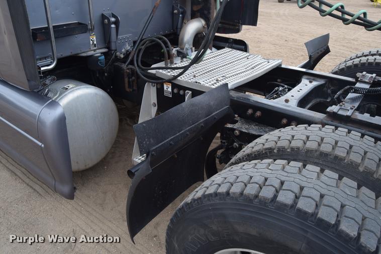 image for item DA9922 2007 Peterbilt 387 semi truck