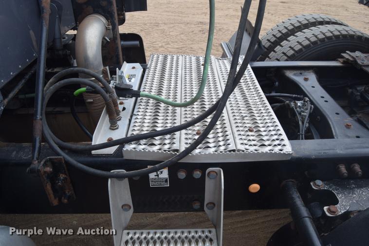 image for item DA9922 2007 Peterbilt 387 semi truck