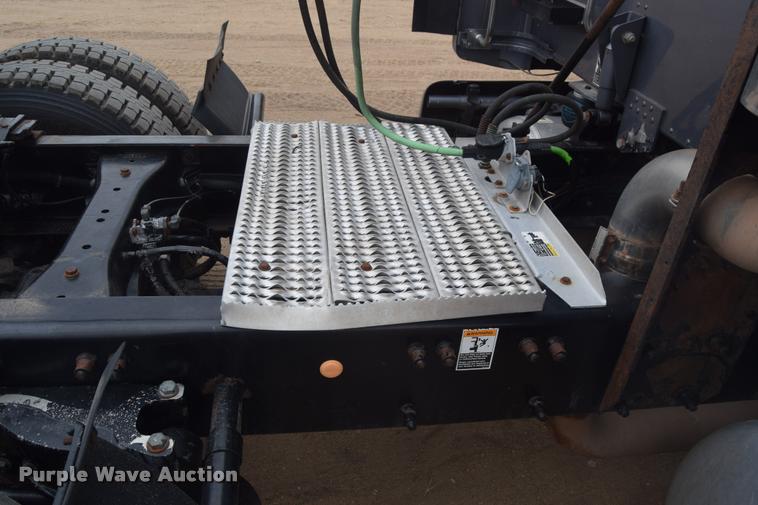 image for item DA9922 2007 Peterbilt 387 semi truck