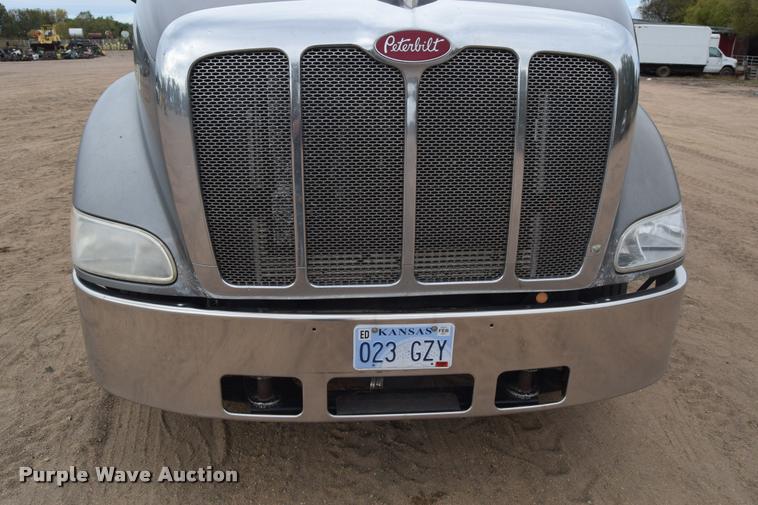 image for item DA9922 2007 Peterbilt 387 semi truck