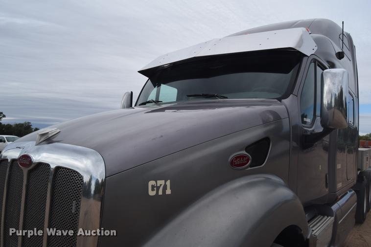 image for item DA9922 2007 Peterbilt 387 semi truck