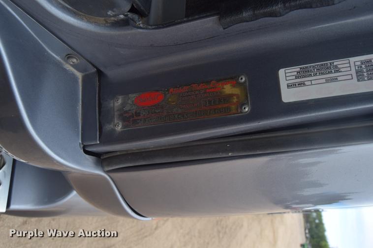 image for item DA9922 2007 Peterbilt 387 semi truck