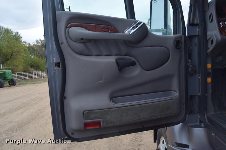 image for item DA9922 2007 Peterbilt 387 semi truck