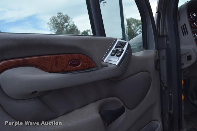 image for item DA9922 2007 Peterbilt 387 semi truck