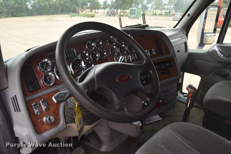 image for item DA9922 2007 Peterbilt 387 semi truck