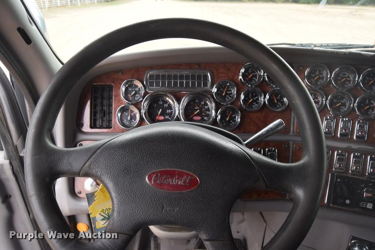 image for item DA9922 2007 Peterbilt 387 semi truck