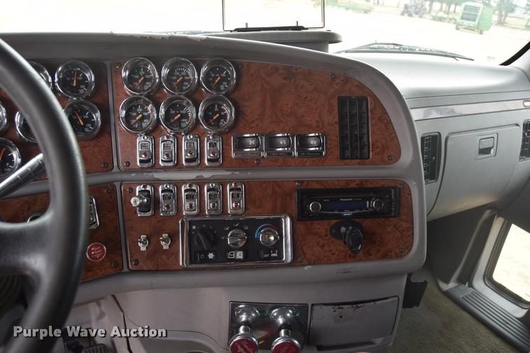 image for item DA9922 2007 Peterbilt 387 semi truck